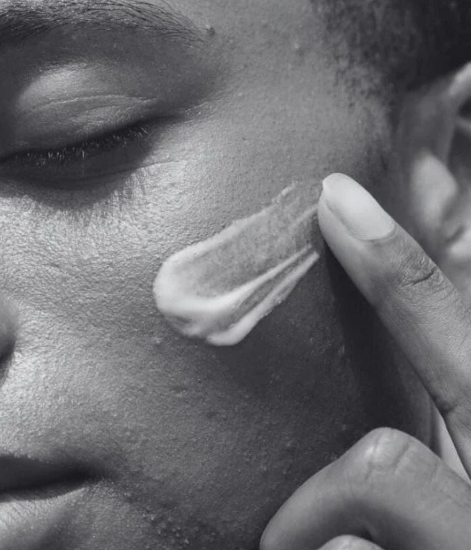 Teint éclatant : la routine idéale pour les peaux noires