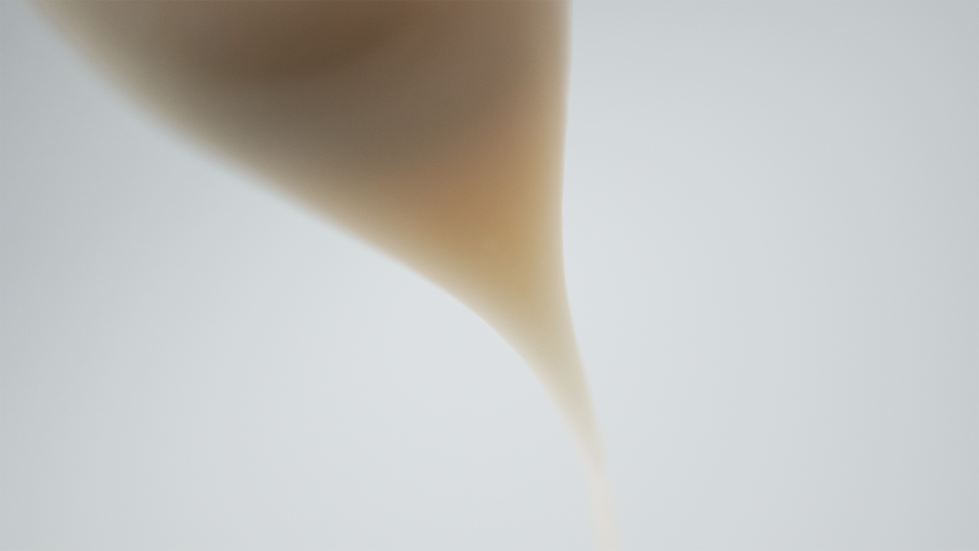 Photo en gros plan d'une texture de crème en train d'être versée d'en haut