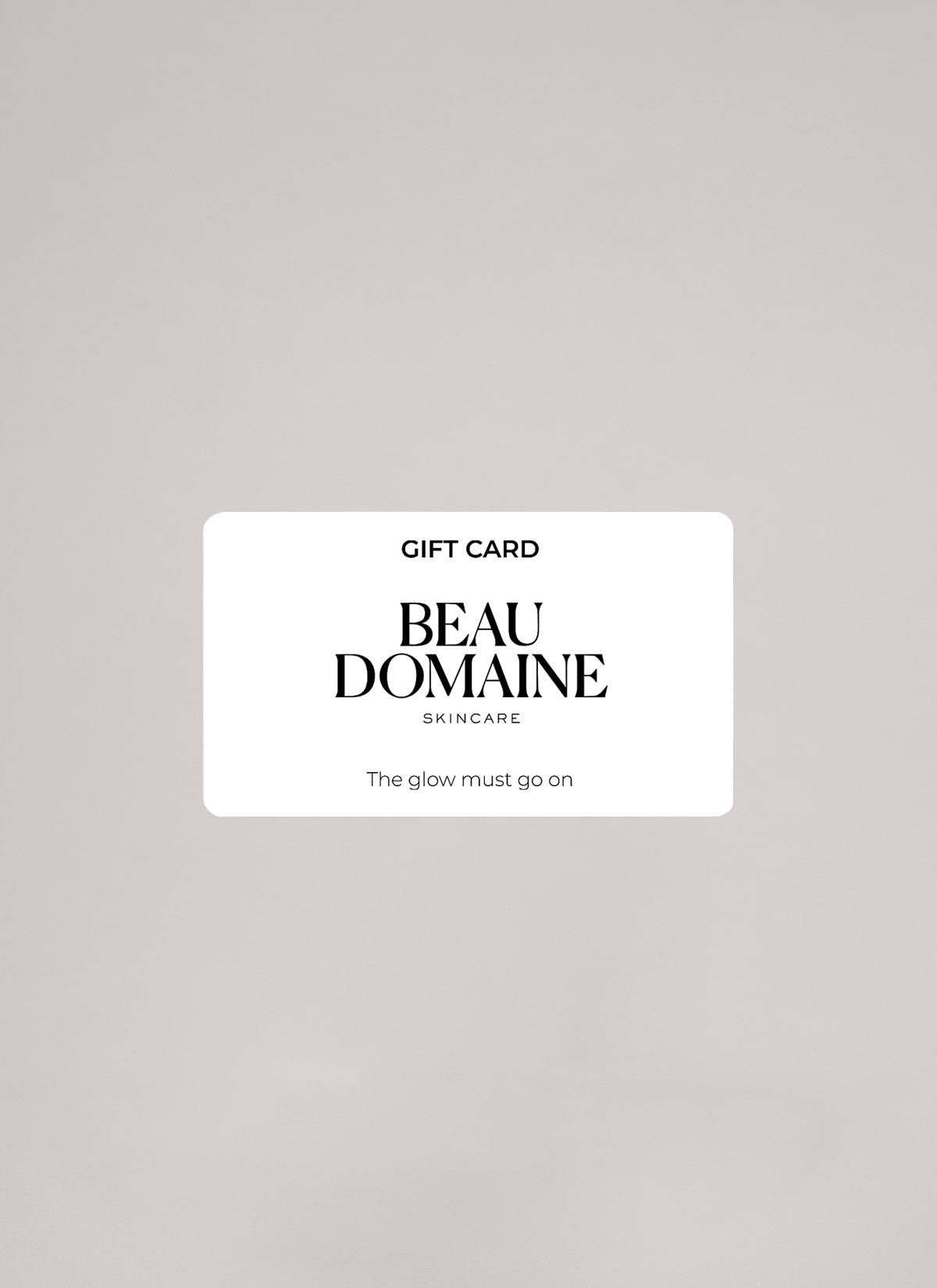 Carte cadeau Beau Domaine blanche centrée sur un fond beige minimaliste