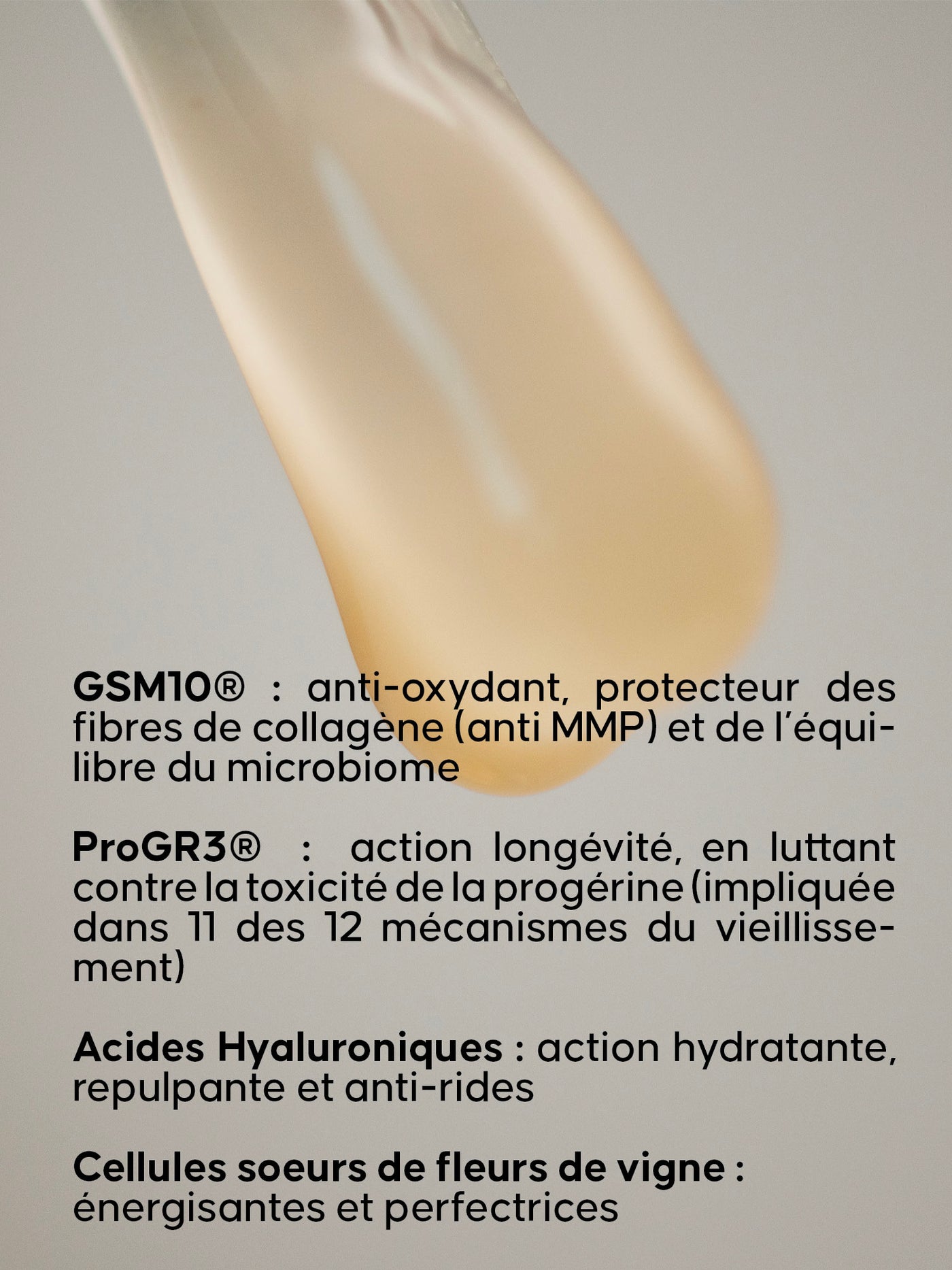 Goutte de sérum beige en gros plan au-dessus d’un texte présentant ses actifs, dont GSM10®, ProGR3®, acides hyaluroniques et cellules souches de fleurs de vigne